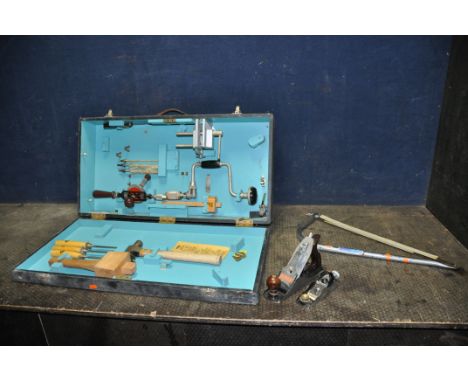 A WOODEN CARPENTERS TOOLBOX CONTAINING TOOLS including a Stanley No4 and a No60 1/2, a Stanley Brace with bits, a Stanley han