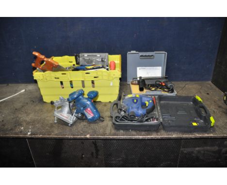 A TRAY CONTAINING HAND AND POWER TOOLS including a Black and Decker BD555RT drill, a Silverline chainsaw sharpener, a Challen