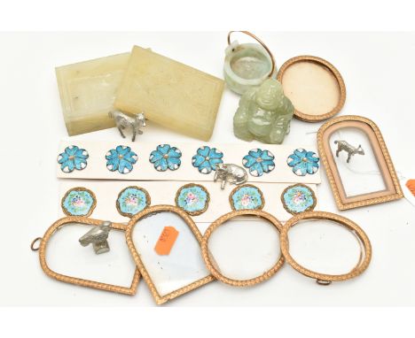 AN ASSORTMENT OF ITEMS, to include a green hardstone rectangular box, possibly nephrite, a small craved green hardstone cauld
