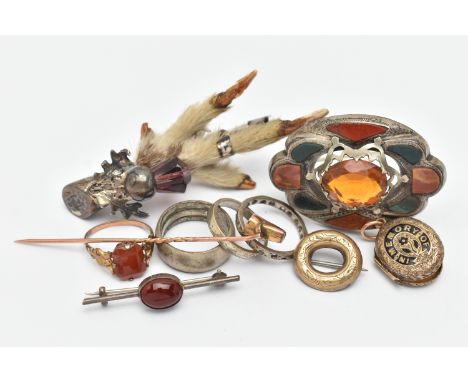 AN ASSORTMENT OF LATE 19TH AND EARLY 20TH CENTURY JEWELLERY, to include a silver mounted grouse foot, hallmarked Glasgow 1959