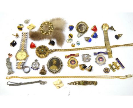 A quantity of costume jewellery to include a retro mink and faux pearl brooch, a white metal portrait brooch, a Victorian yel