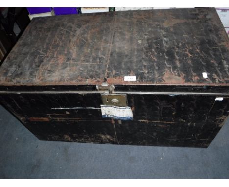 A LARGE MILITARY STYLE TIN TRUNK