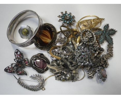 A COLLECTION OF COSTUME JEWELLERY including a silver bangle