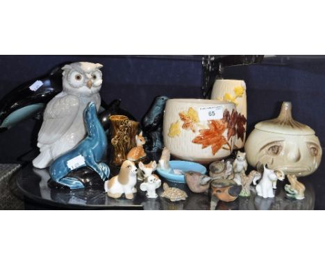 A SELECTION OF DECORATIVE PORCELAIN ANIMAL ORNAMENTS, a Nao owl, Poole dolphins and other ceramics