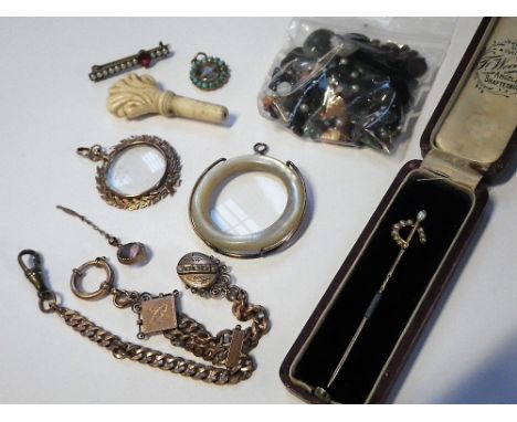 A COLLECTION OF JEWELLERY including a stick-pin in a fitted presentation case