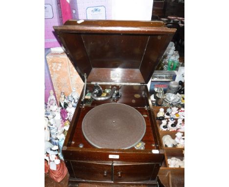 AN HMV TABLE TOP GRAMOPHONE 'His Master's Voice Model 127', with No.4 soundbox and a selection of records