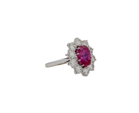 Ring mit Rubin und Brillanten von zus. ca. 1,85 ct, ca. WEISS-LGW (H-J)/P1, Rubin ca. 2,5 ct mit mehreren Wachstumsrissen, WG