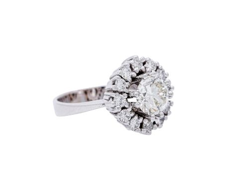 Ring mit Brillant 1,1 ct und 12 Brillanten zus. ca. 0,6 ct, Mittelstein ca. GET (M)/VS, Entourage ca. WEISS-GW (H-L)/SI-P1 (2