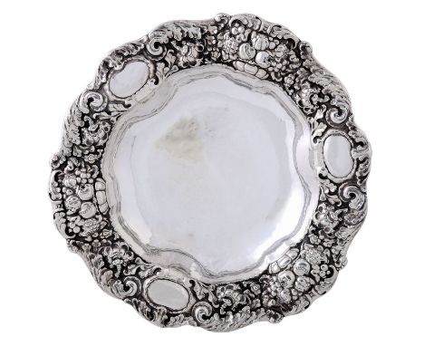 BRUCKMANN Schale, 800 Silber, um 1920. Runde geschweifte Schale mit leichtem Hammerschlagdekor, die Fahne ist mit einem üppig