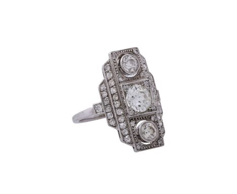 Art Déco Ring mit Diamanten zus. ca. 1,8 ct, davon mittig Altschliffdiamant von ca. 0,84 ct, ca. LGW (I-J)/VS-SI, daneben 2 S