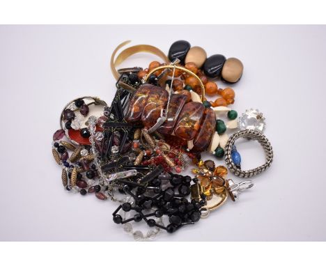 A quantity of costume jewellery,&nbsp;to include a malachite and bone necklace; a French jet example; and a horn bangle etc. 