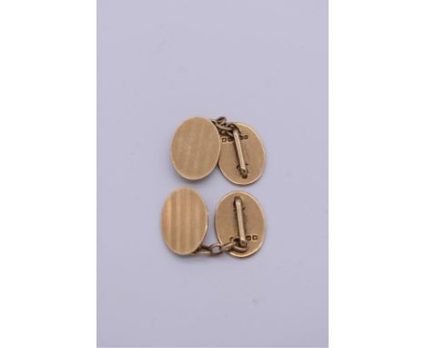 A pair of engine turned gold&nbsp;oval&nbsp;cufflinks, hallmarked 375, 9.6g. 