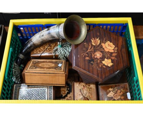 Various decorative trinket boxes, cow-horn hunting-horn, etc 