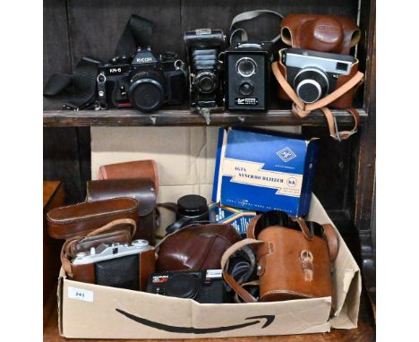 Various vintage and later cameras, including Ricoh KR-5 35 mm SLR, Agfa Isolette, Zeiss Werra, Ensign Ful-Vue, etc, to/w a pa
