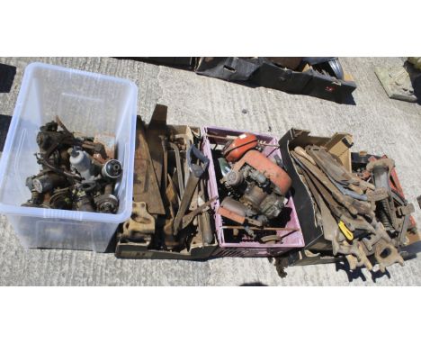 A quantity of auto jumble and related items. To include various saws, jacks, part engine, carburetors and other components