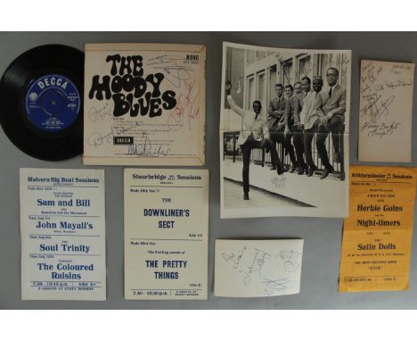 The Moody Blues signed on reverse of their first E.P. from 1964 DFE 8622 MONO Decca unboxed, signatures of Denny Laine, Mike 