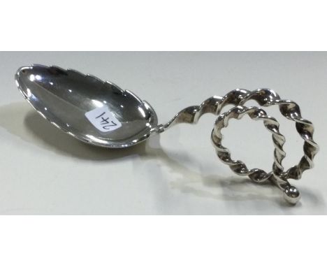 An unusual Continental silver caddy spoon with spiralled handle. Approx. 26 grams. Est. £20 - £30.