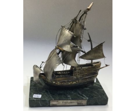 A large silver model of the Mayflower ship on plinth. London 1981. Approx. 453 grams of gross weight. Est. £150 - £200.