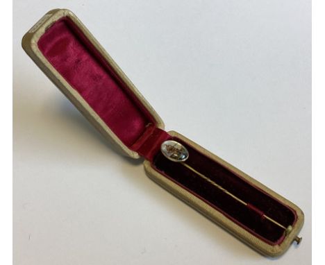 A good Essex Crystal stick pin decorated with a WW1 soldier in 18 carat gold mount. Approx. 3 grams. Est. £80 - £120.