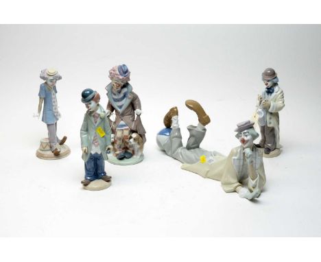 A Lladro decorative ceramic ‘Payaso Acostado’ lying clown figure, 04618, 38cms wide, with box; together with a collection of 