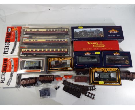 Model Railways - OO gauge Bachmann, Mainline, Triang and Fleischman. Lot includes a boxed Bachmann steam loco N class referen