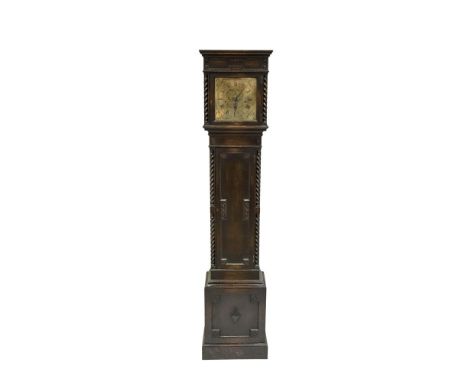 AN OAK CASED COMPACT GRANDMOTHER CLOCK, early 20th century, the squared hood enclosing an engraved brass dial with Roman nume