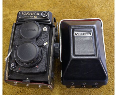 Yashica MAT-124 camera , twin lens reflex with leather case