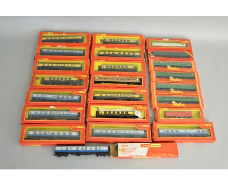 OO Gauge. 23 boxed Triang and Hornby Wagons and Coaches including 5 Southern Region Coaches - R.432, 3 x R.486 and R.487,&nbs