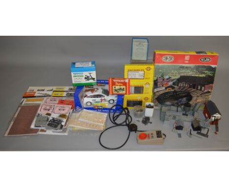 OO Gauge. A&nbsp; boxed Heljan (HO) Manual Turntable together with a mixed group of railway related items including 5 unopene