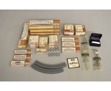 Z Gauge. A good assortment of Marklin Mini-Club Trackside Accessories, mostly boxed, including 4 x 8975 Arch Bridge, Catenary