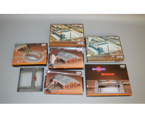 Z Gauge. 6 boxed Marklin Mini-Club Accessories, including 8998 Turntable, 2 x 8983 Locomotive Shed kit, 3 x 8994 Traverser to