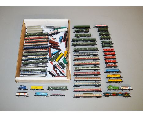 Z Gauge. 40+ unboxed Marklin Mini-Club Coaches of various types and different liveries together with a quantity of unboxed Wa