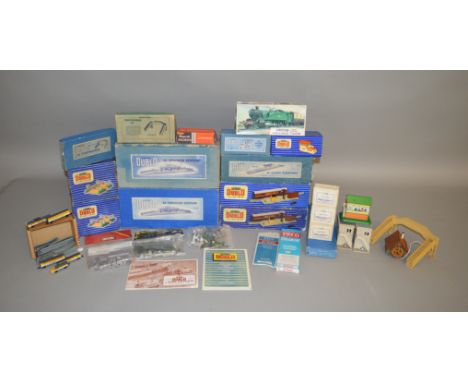 OO Gauge. A very good quantity of Hornby Dublo Accessories, mostly boxed, including D1 Footbridges, Level Crossings, Through 