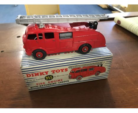 A boxed Dinky Toys Fire Engine with extending ladder No 955, very good condition