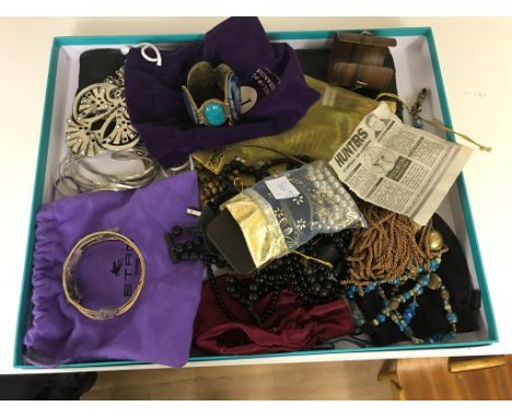 A quantity of jewellery to inc a 9ct gold watch, 9ct gold pendant etc