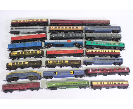 Triang, Hornby Dublo, Grafar, Ratio, Roco, Fleischmann - 24 x OO Gauge model railway rolling stock carriages - Carriages incl