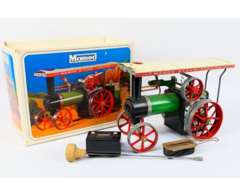 Mamod - A boxed #123 T.E.1a Mamod Steam Tractor - Comes with steering shaft. Model appears in dusty condition. Box appears go