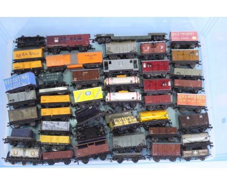 Hornby, Peco, Wrenn, Triang- 46 x OO Gauge model railway rolling stock  - Lot to includes wagons, tanker wagons, freight wago