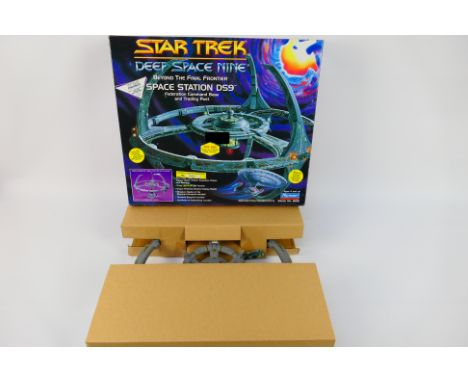 Playmates - Star Trek Deep Space Nine - A boxed Star Trek #6251 'Beyond The Final Frontier' Space Station DS9. Comes with acc