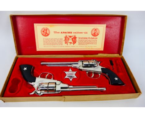 BCM (Derby) - Cap Guns - A vintage boxed 'Outlaw Guns' toy cap gun set by BCM. The set contains two 'Apache' .44 calibre repe