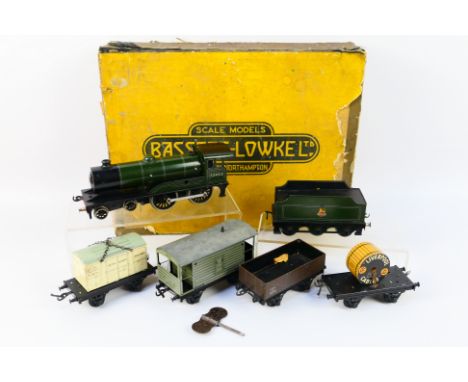 Basset Lowke - A boxed Basset Lowke Clockwork O gauge Goods Set. The set contains a 4-4-0 clockwork steam locomotive and tend