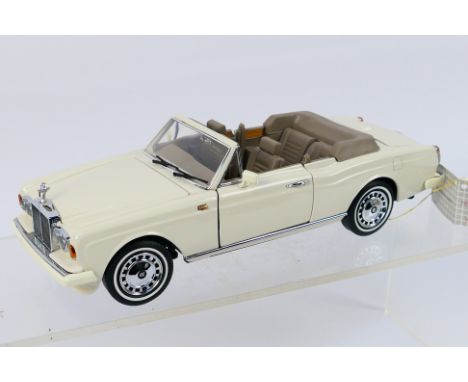 Franklin Mint - Precision Models. A boxed "1992 Rolls Royce Corniche IV" 1:24 scale, appearing in very good condition, with s