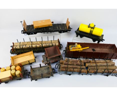 Bachmann - Echo Toys - Others - A collection of unboxed G gauge freight rolling stock and accessories from various manufactur