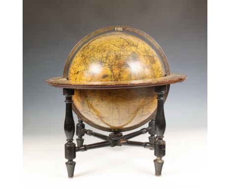 Engeland, aardglobe in geëboniseerde stoel met horizon ring, ca. 1800; UItgevoerd met twaalf handgekleurde geren en twee poll