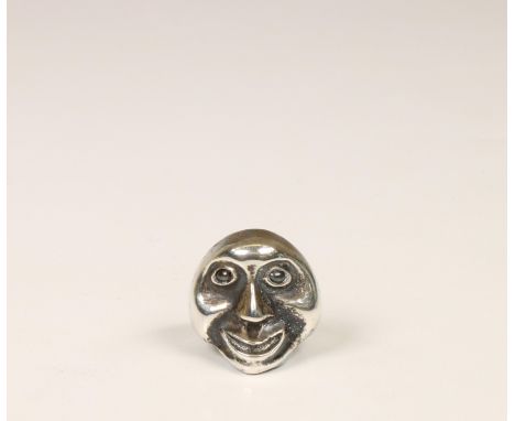 Erich Wichman (1890-1929), gegoten zilveren ring 'masker', ca. 1927; mt. TV1 voor T. J. Vos (1924-1965). h. 2,5 cm, diam 2 cm