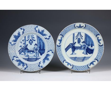 Delft, twee blauw wit aardewerk borden met Kangxi decor, 18e eeuw; Beide met voorstelling van figuren in tempel. Een gemerkt 