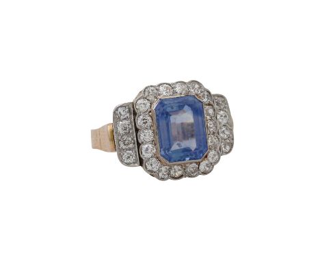 Ring mit Saphir und 26 Altschiffdiamanten zus. ca. 1,1 ct, ca. WEISS-LGW (H-J)/SI-P1, hellblauer Saphir im achteckigen Treppe