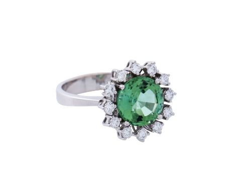 Ring mit hellgrünem Turmalin und 12 Brillanten zus. ca. 0,36 ct, gute Farbe und Reinheit, kranzförmig angeordnet um rund fac.