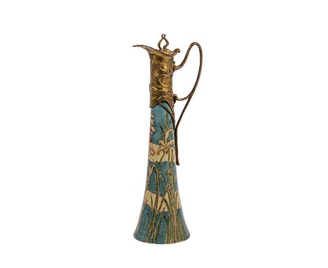Keramikkanne mit Messingbeschlag. Ende 20.Jh., floraler Korpus mit Messingmundstück und langen Henkel, Jugendstil-Blumendekor