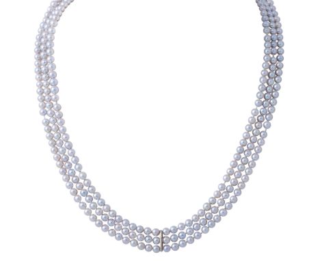 Perlencollier mit brillantbesetzter Schmuckschließe, zus. ca. 1 ct (punziert), ca. WEISS-GW (H-K)/SI-P2 um Akoya Zuchtperle c